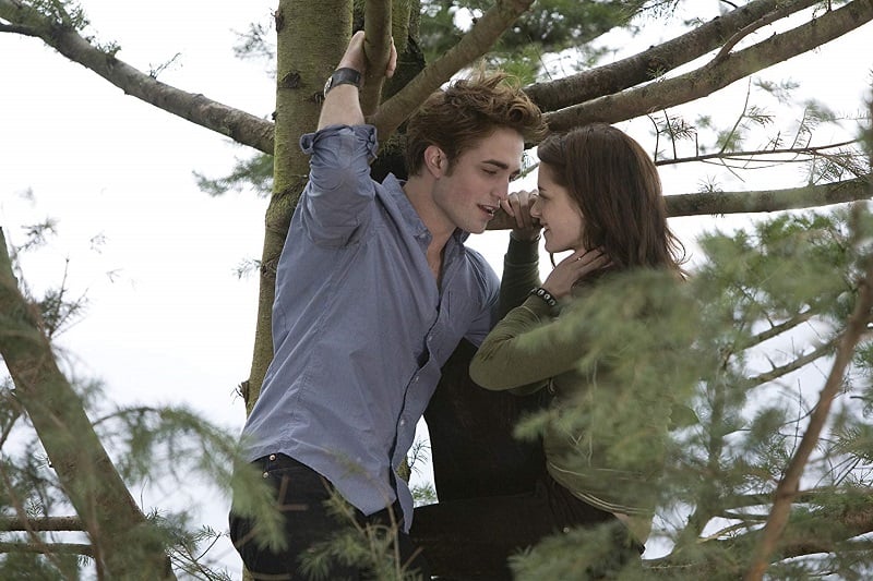 Edward Cullen escena donde saltan por los arboles