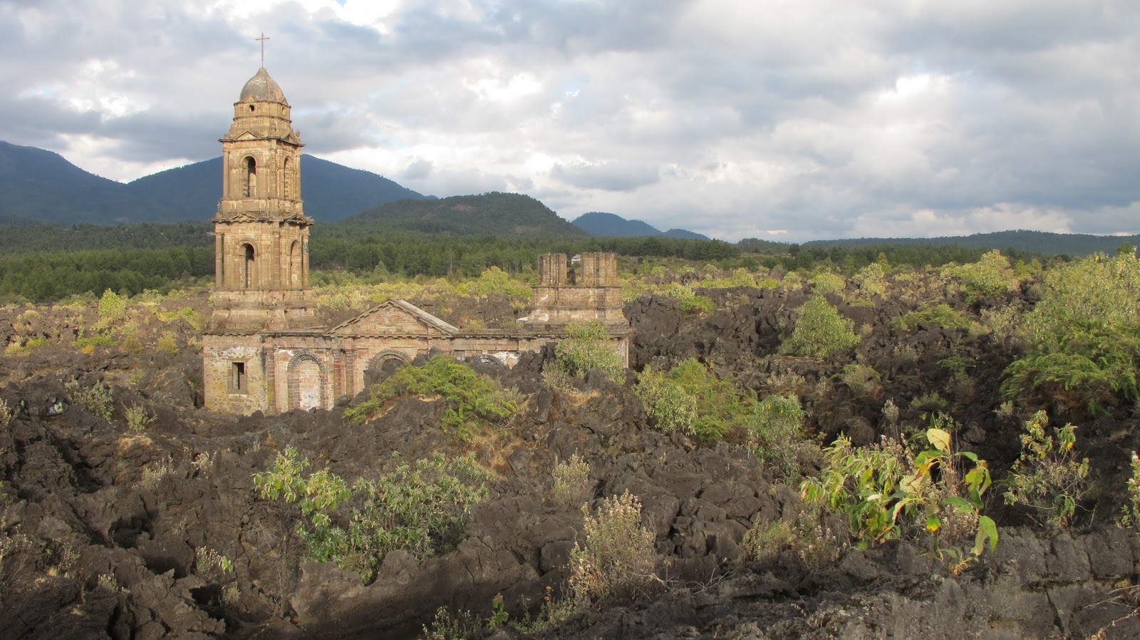 Iglesia Sepultada por lava en Michoacan