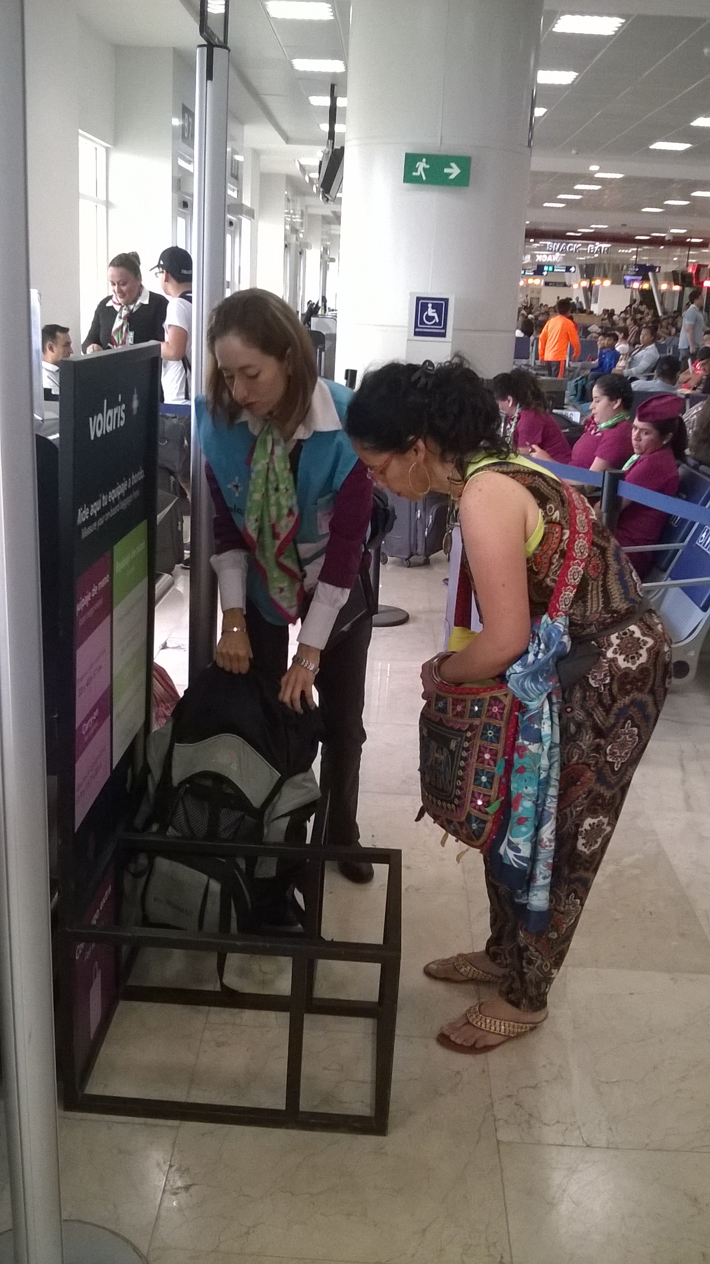 Pasajera exhibida por empleada de Volaris 1