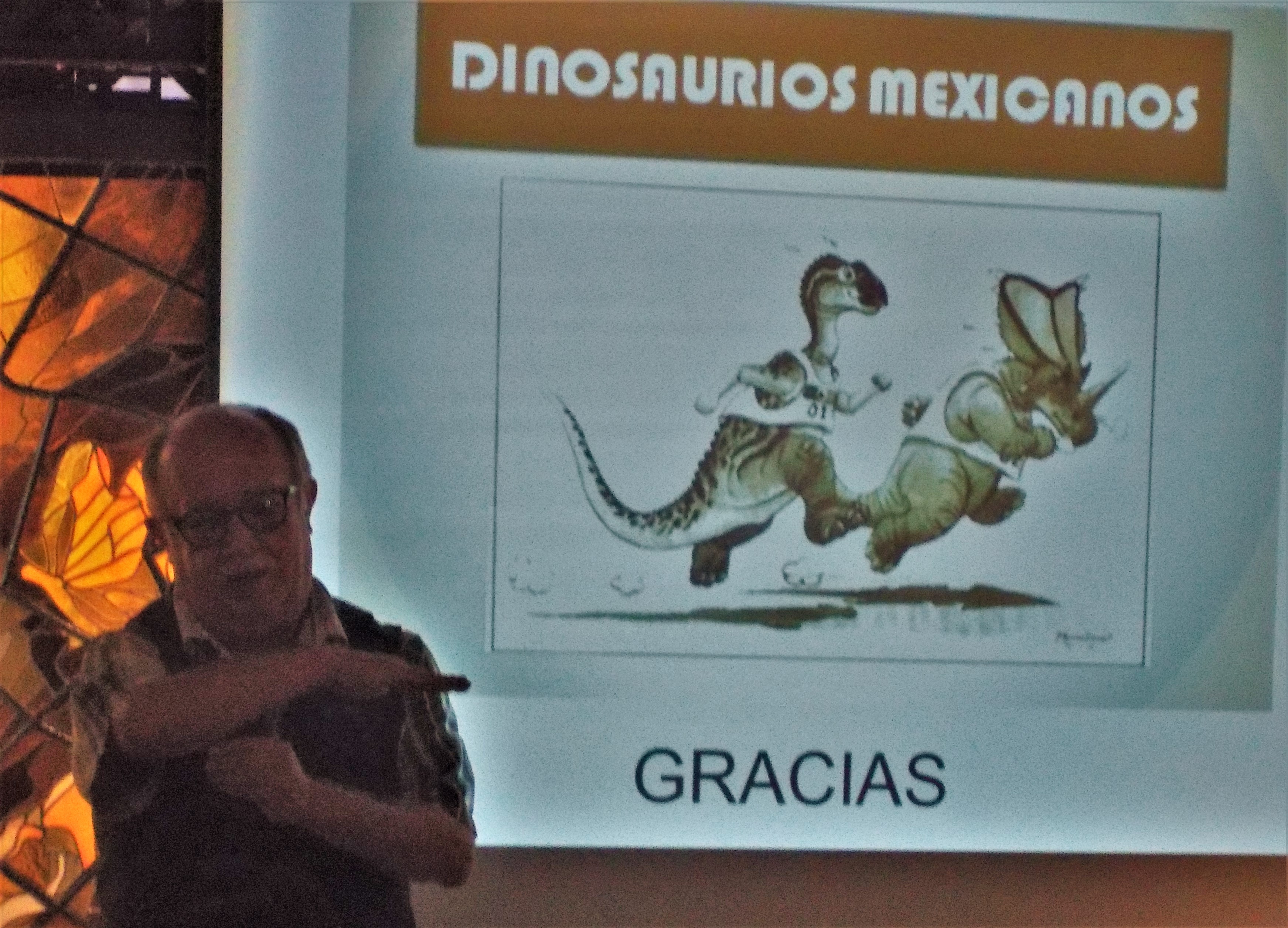 M. en C. René Hernández rivera en su charla “¿Por qué sabemos que existen los dinosaurios?”