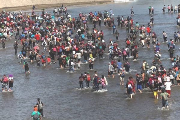 Migrantes cruzan ilegalmente a M