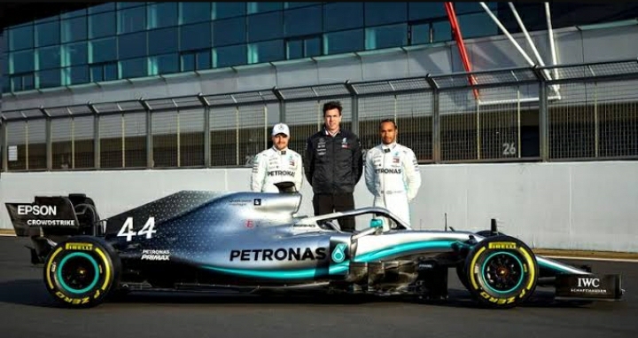 Arranque dominante de Mercedes e